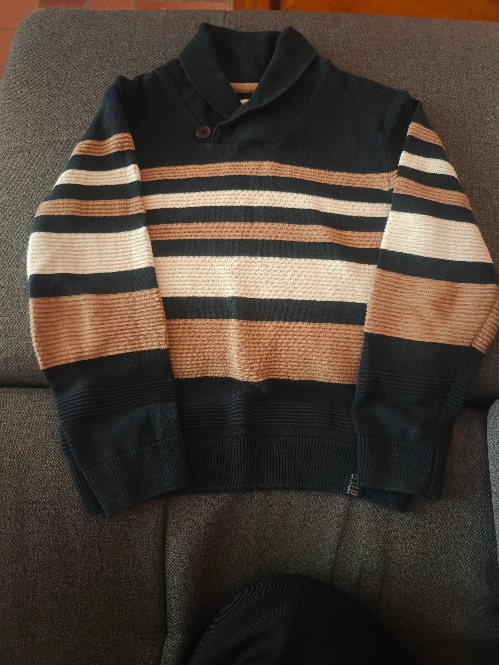 Pull a col châle bleu marine à rayures beige et marron taille 6 ans